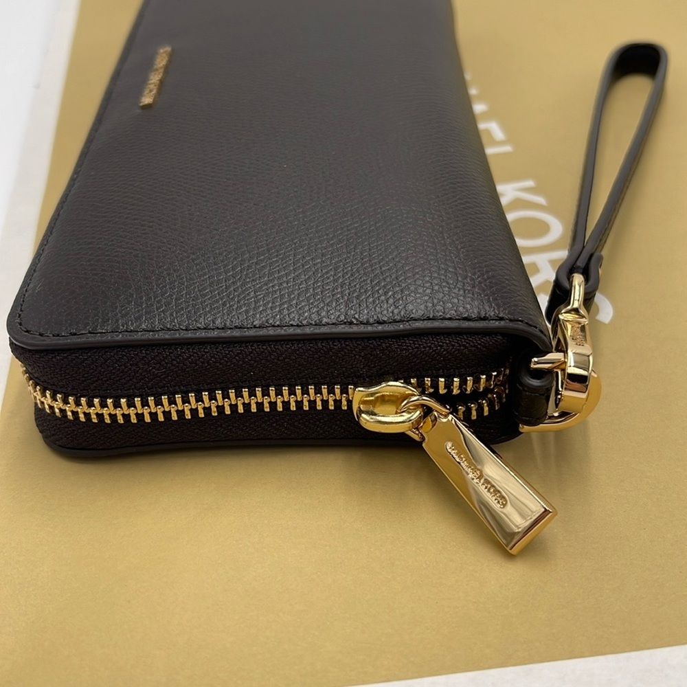 Michael Kors JST Lg Leather Continental Wallet Wristlet Phone Holder
Chocolate - Picture 16 of 16